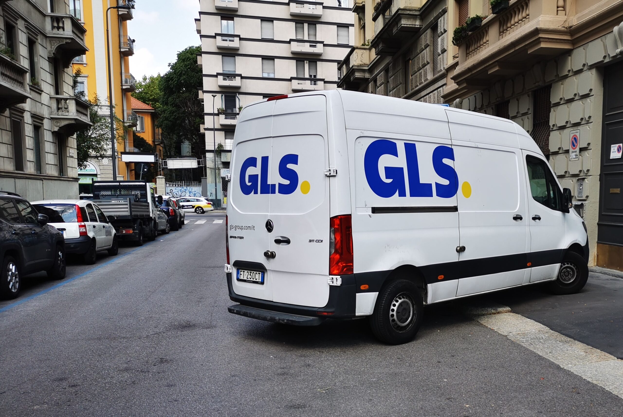 gls, stipendi gls, quanto guadagna un corriere in italia, corriere gls, furgone gls