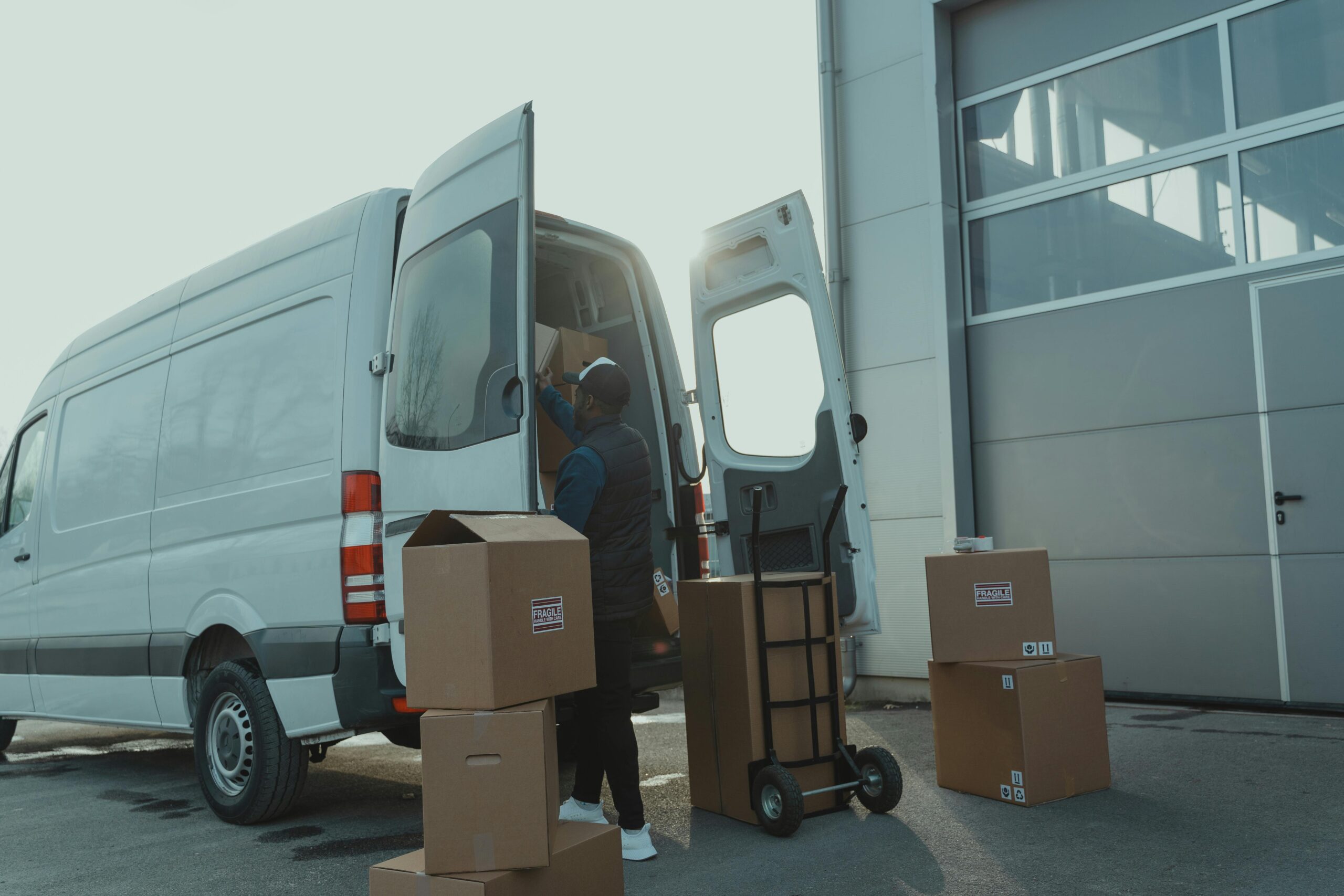 corriere, consegnatario, consegna pacchi, come diventare corriere, come fare il corriere, gls, ups, dhl, bartolini, amazon, sda